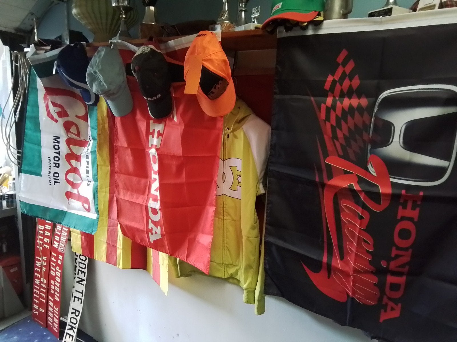 zolderopruiming doos vol vlaggen , banieren soms nog nieuw ., Ophalen of Verzenden