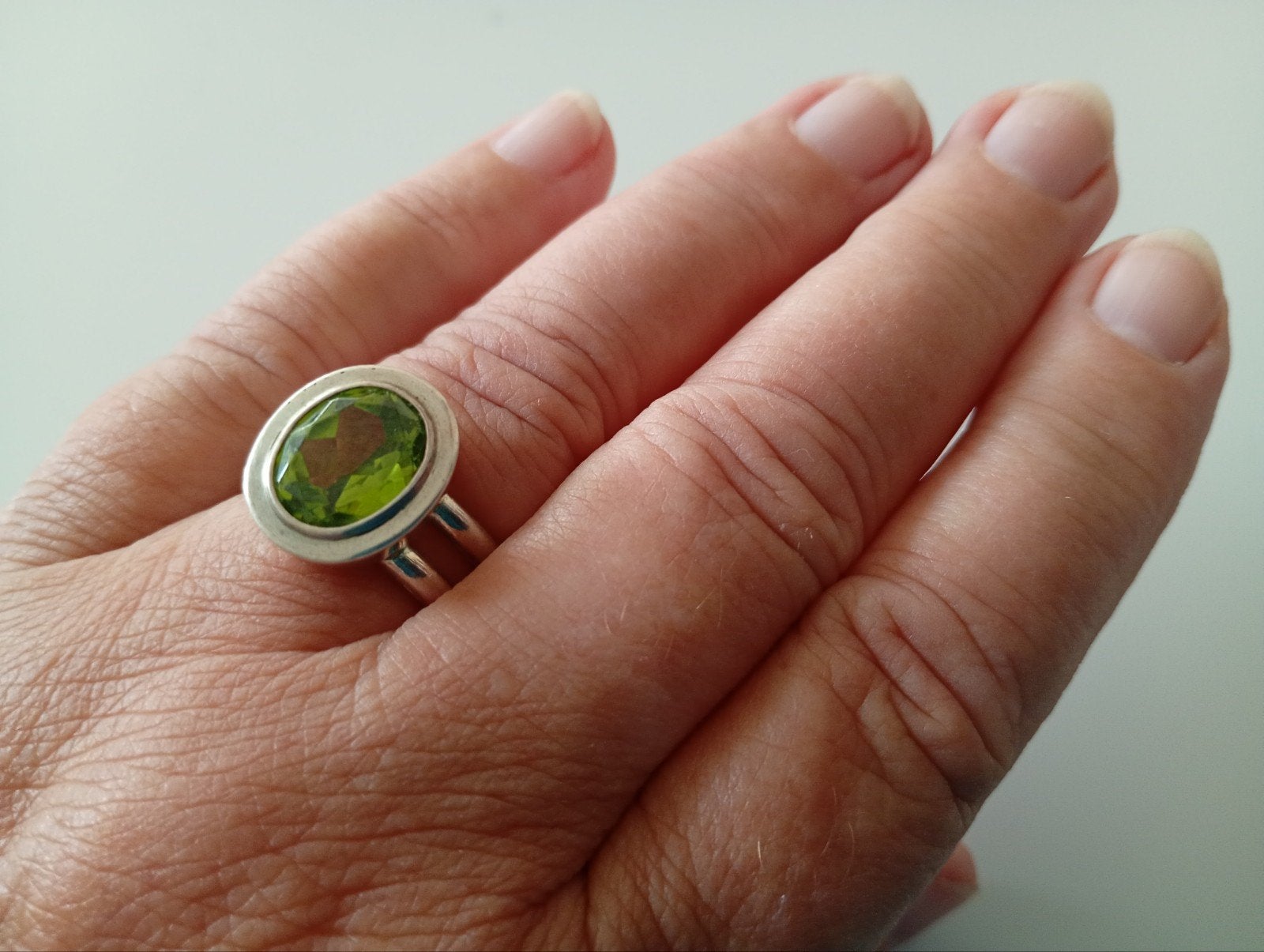 Zilveren ring met grote olivijn/peridot. Maat 19., 19 tot 20, Ophalen of Verzenden, Met edelsteen, Dame