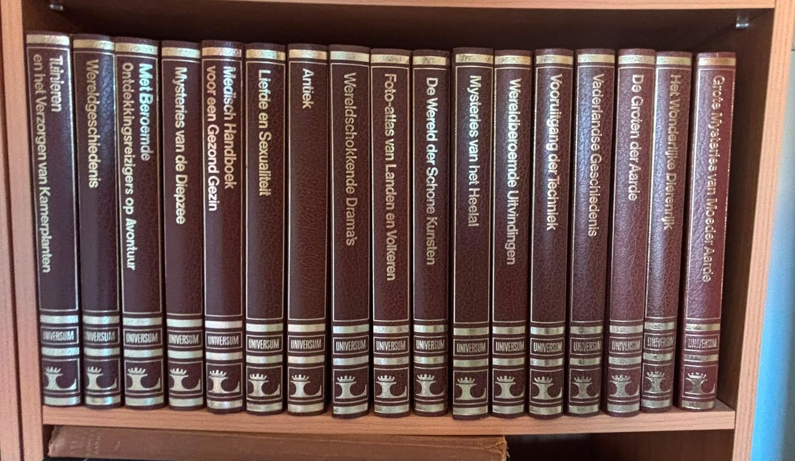 Universum Encyclopedie Collectie - 19 Delen, Ophalen, Zo goed als nieuw, Nederland