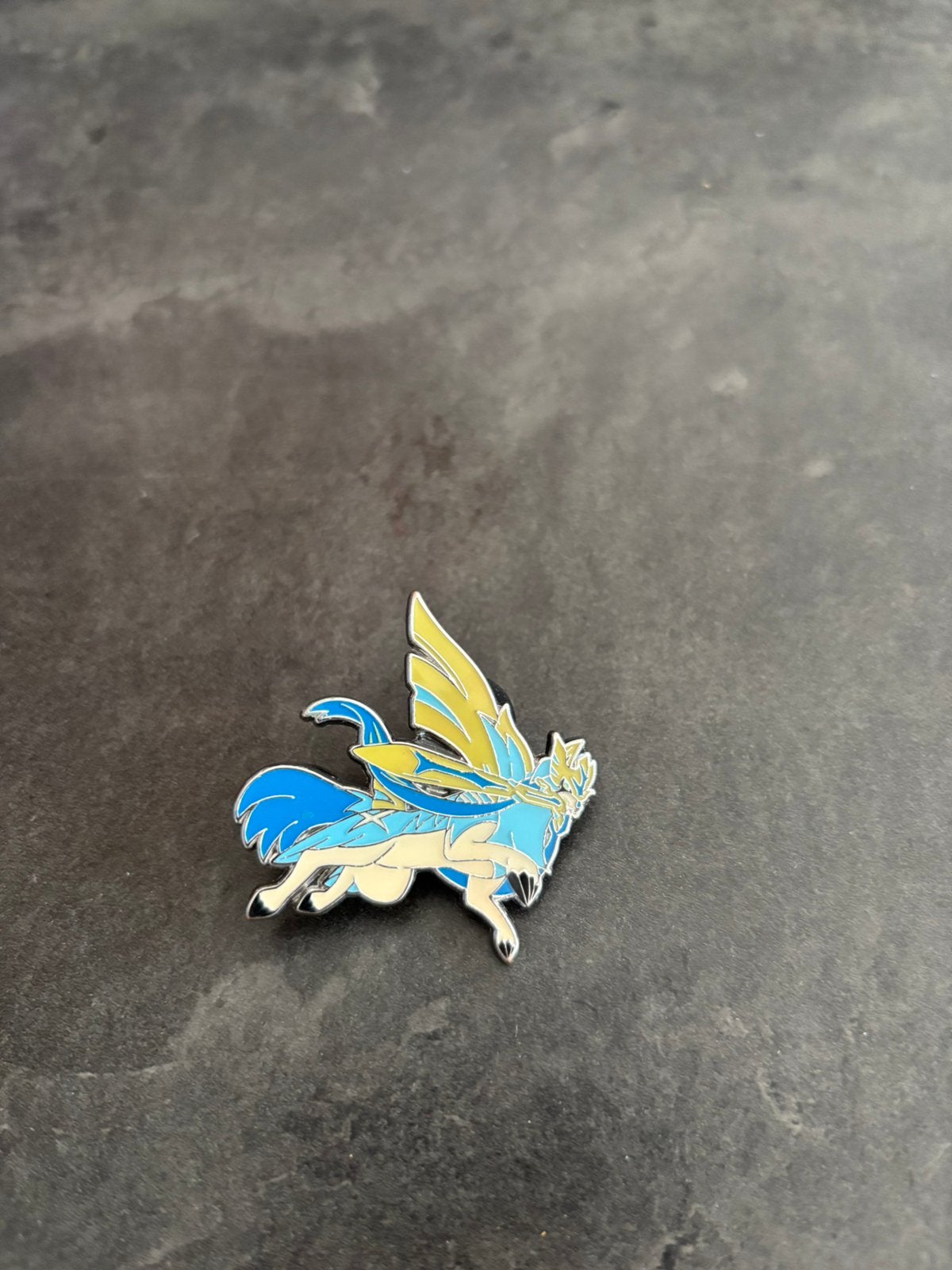 Zacian Pin Crown Zenith Premium Figure Collection, Ophalen of Verzenden, Zo goed als nieuw, Sport