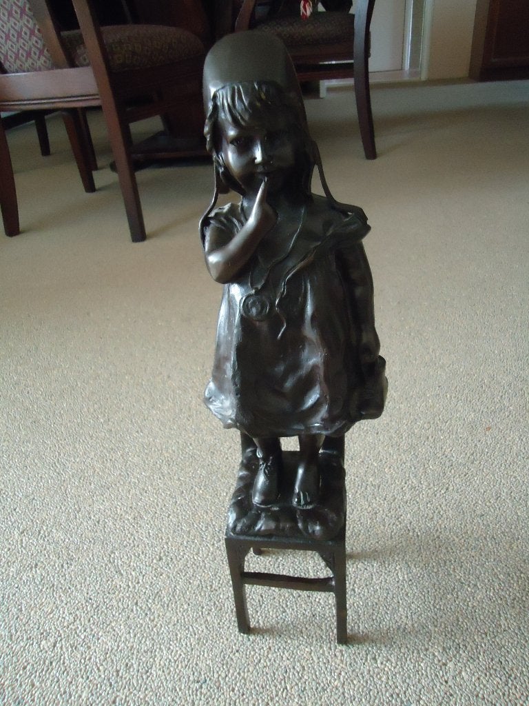 bronzen beeld kind op stoel van A. Moreau, Antiek en Kunst, Groep mensen, Ophalen of Verzenden, Brons, Beeld