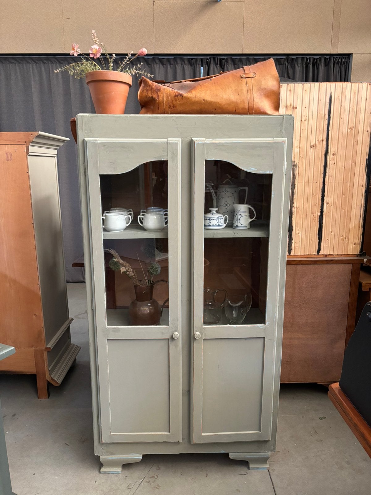 Vintage brocante buffetkast / vitrinekast / kast, Studio Larilo, Met deur(en), Vintage, Zo goed als nieuw