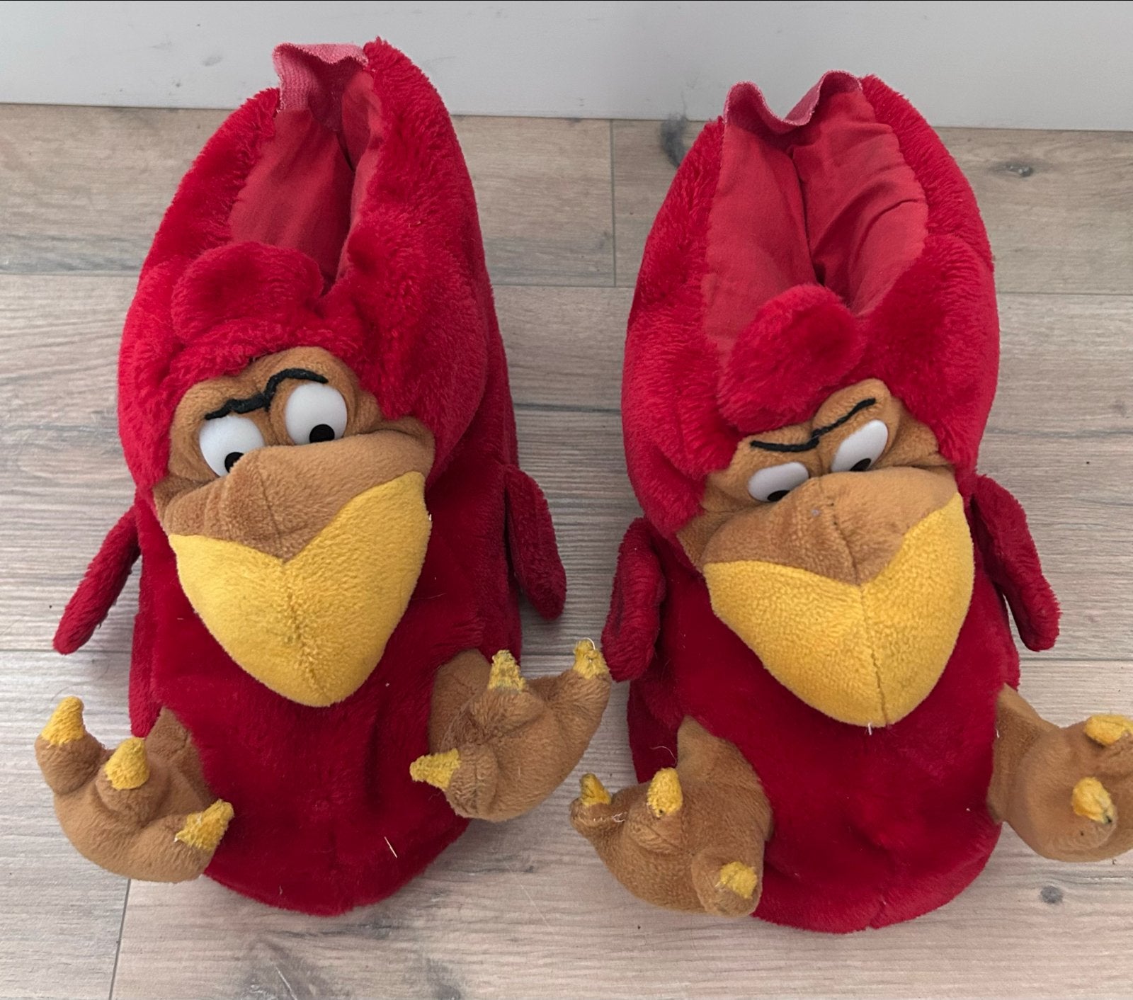 Rode dino pantoffels - Comfortabel en leuk!, Gebruikt, Overige merken, Overige typen, Ophalen of Verzenden