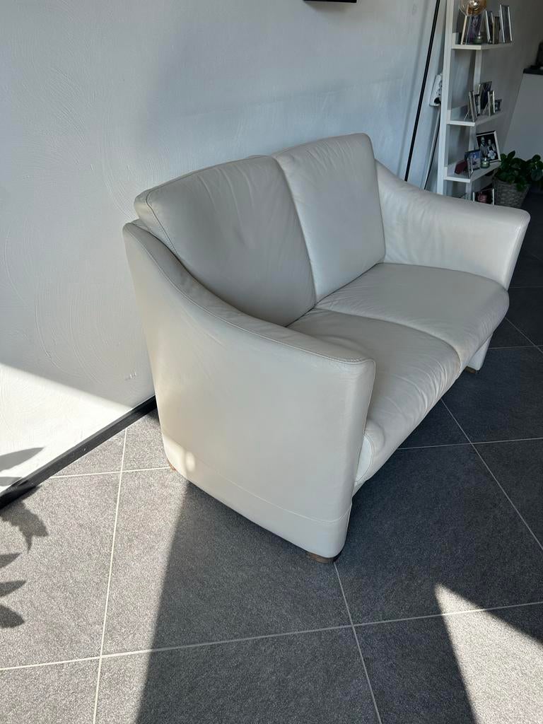 2-zits lederen beige bank, Huis en Inrichting, Banken | Bankstellen, Ophalen, Gebruikt, Minder dan 75 cm, Tweepersoons