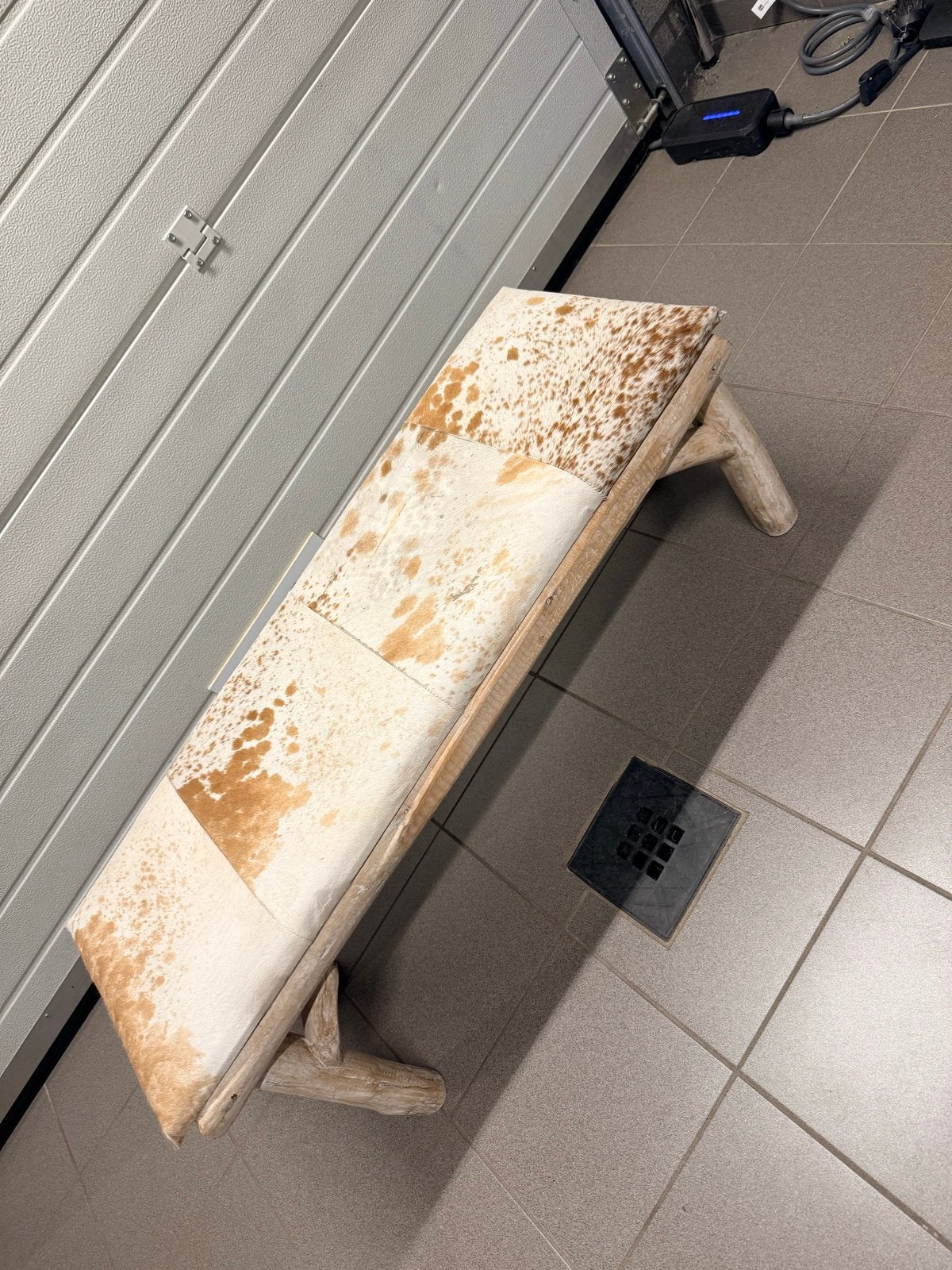 Unieke houten bank met koeienhuid bekleding, Ophalen, Minder dan 75 cm, 150 tot 200 cm, Tweepersoons