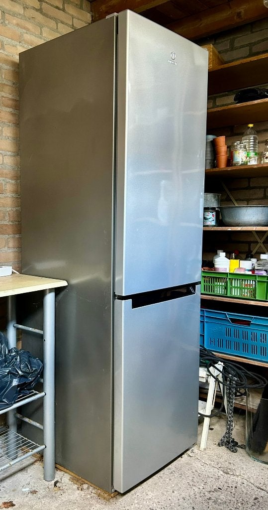 Indesit koelkast vriezer combinatie.