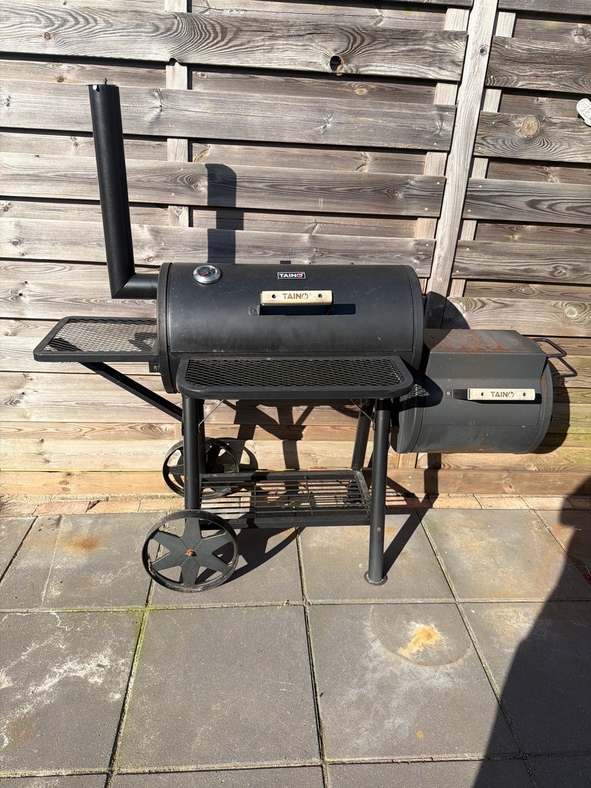 TAINO Smoker BBQ Grill met hoes - Zo goed als nieuw, Ophalen, Zo goed als nieuw