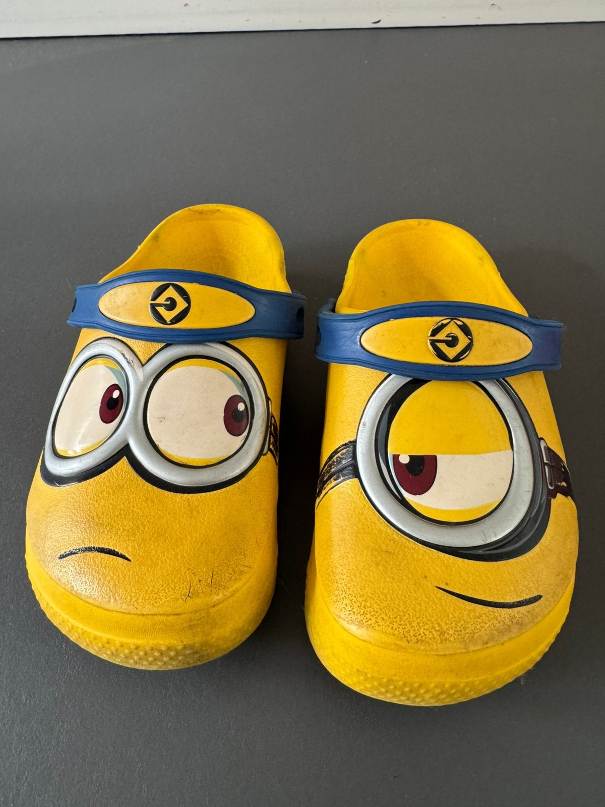 Crocs kind minions maat 30-31, Ophalen, Jongetje of Meisje, Gebruikt, Schoentjes