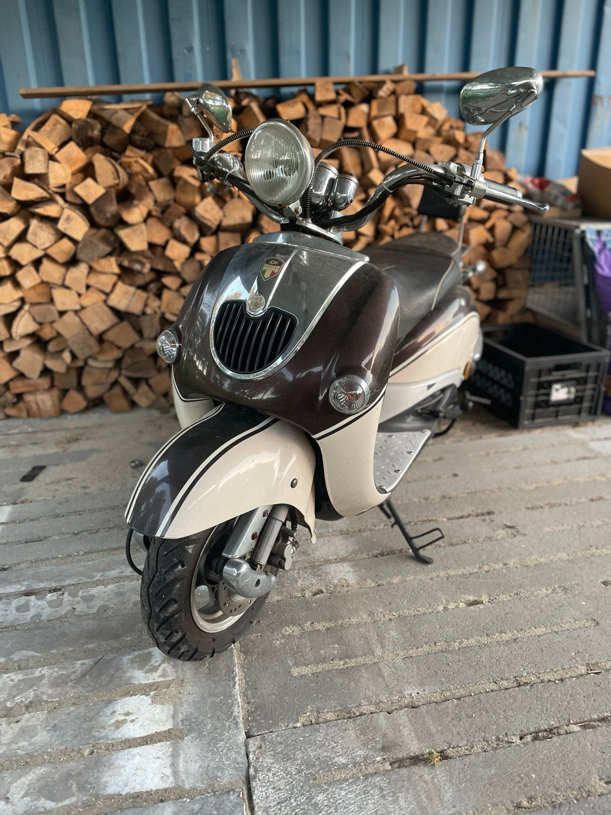 Bella Milano Scooter - Bruin/Crème, Fietsen en Brommers, Ophalen, Gebruikt, Maximaal 25 km/u, Benzine