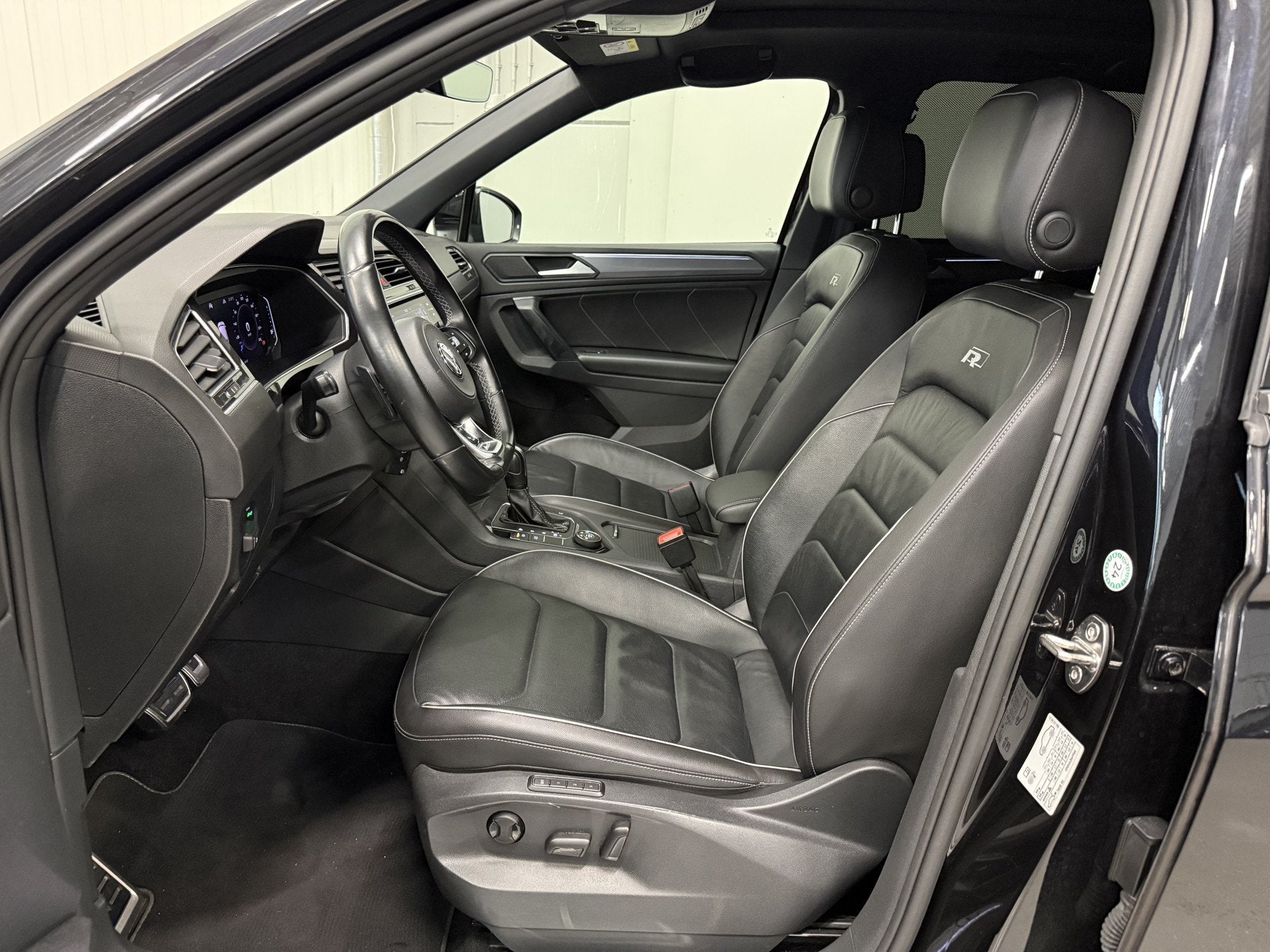 Foto 12 van Volkswagen Tiguan 2.0 TSI 4Motion 3x R-Line BLACK PANO/VOL-L