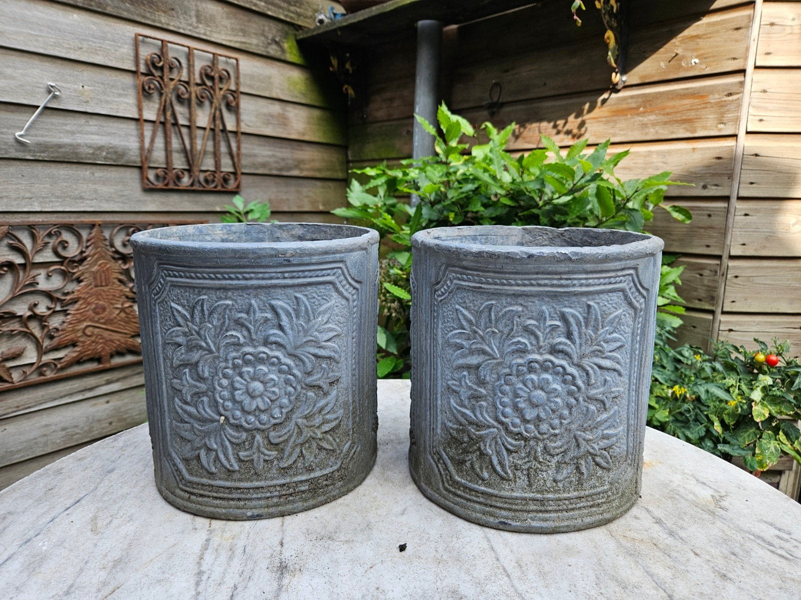 Set van 2 engelse loden bloempotten sierlijk reliëf, Tuin en Terras, Bloempotten, 25 tot 40 cm, Gebruikt, Rond, Ophalen of Verzenden