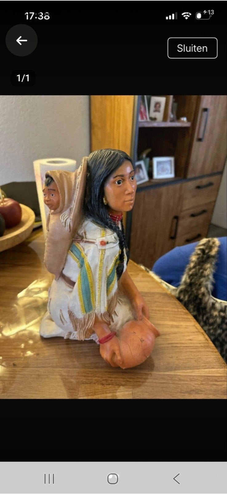 Beeldje Indiaanse vrouw met baby en kruik, Antiek en Kunst, Minder dan 20 cm, Ophalen of Verzenden, Handgemaakt, Steen of Keramiek