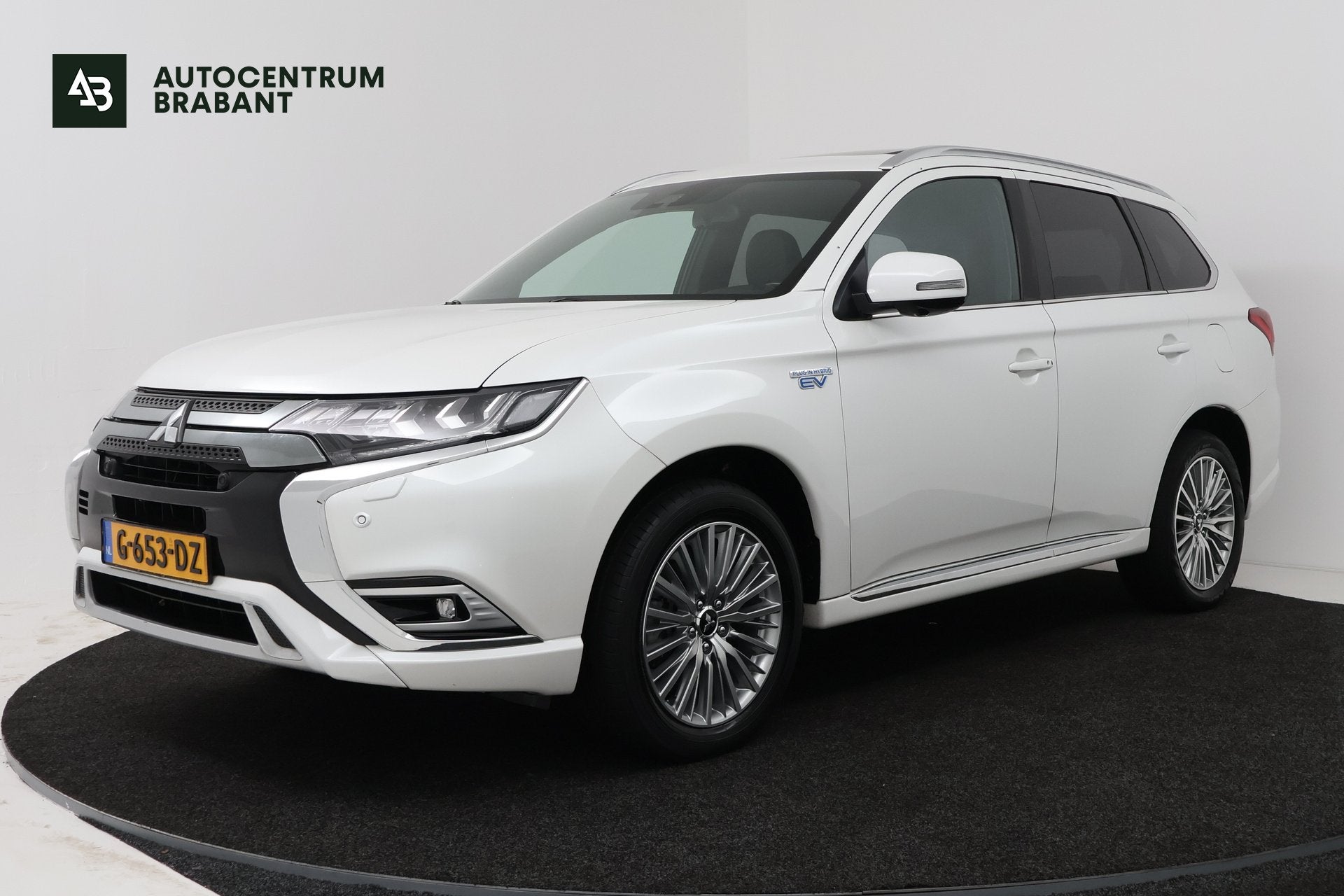 Mitsubishi Outlander 2.4 PHEV Instyle (PANORAMADAK, STUUR-/S, Automaat, Euro 6, 4 cilinders, 1865 kg