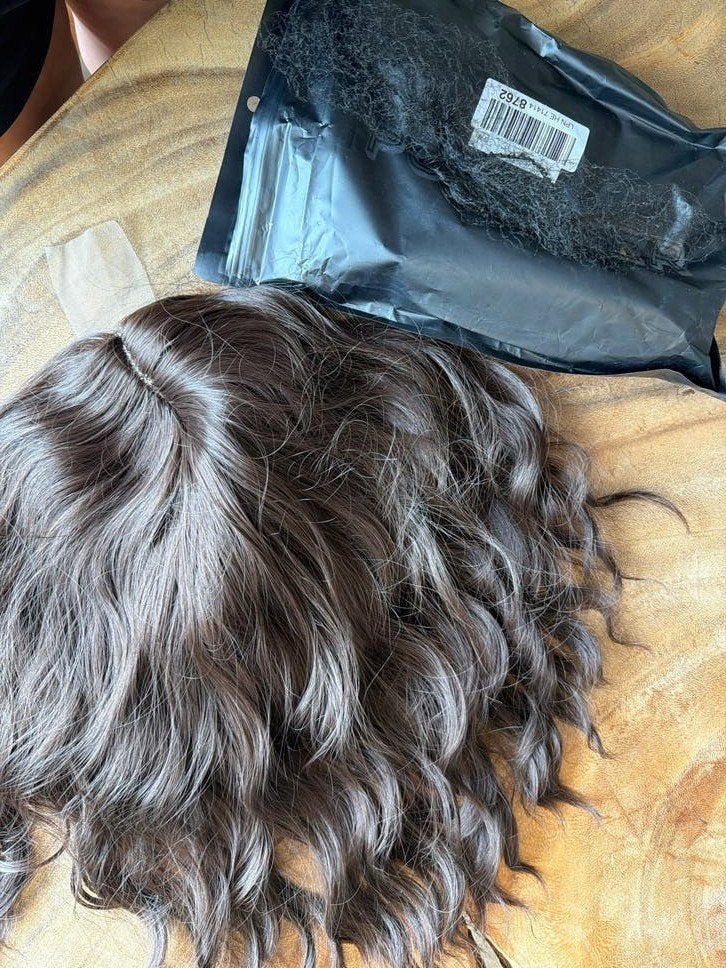 Bruine krullende pruik met grijze highlights, Ophalen of Verzenden, Zo goed als nieuw, Pruik of Haarverlenging