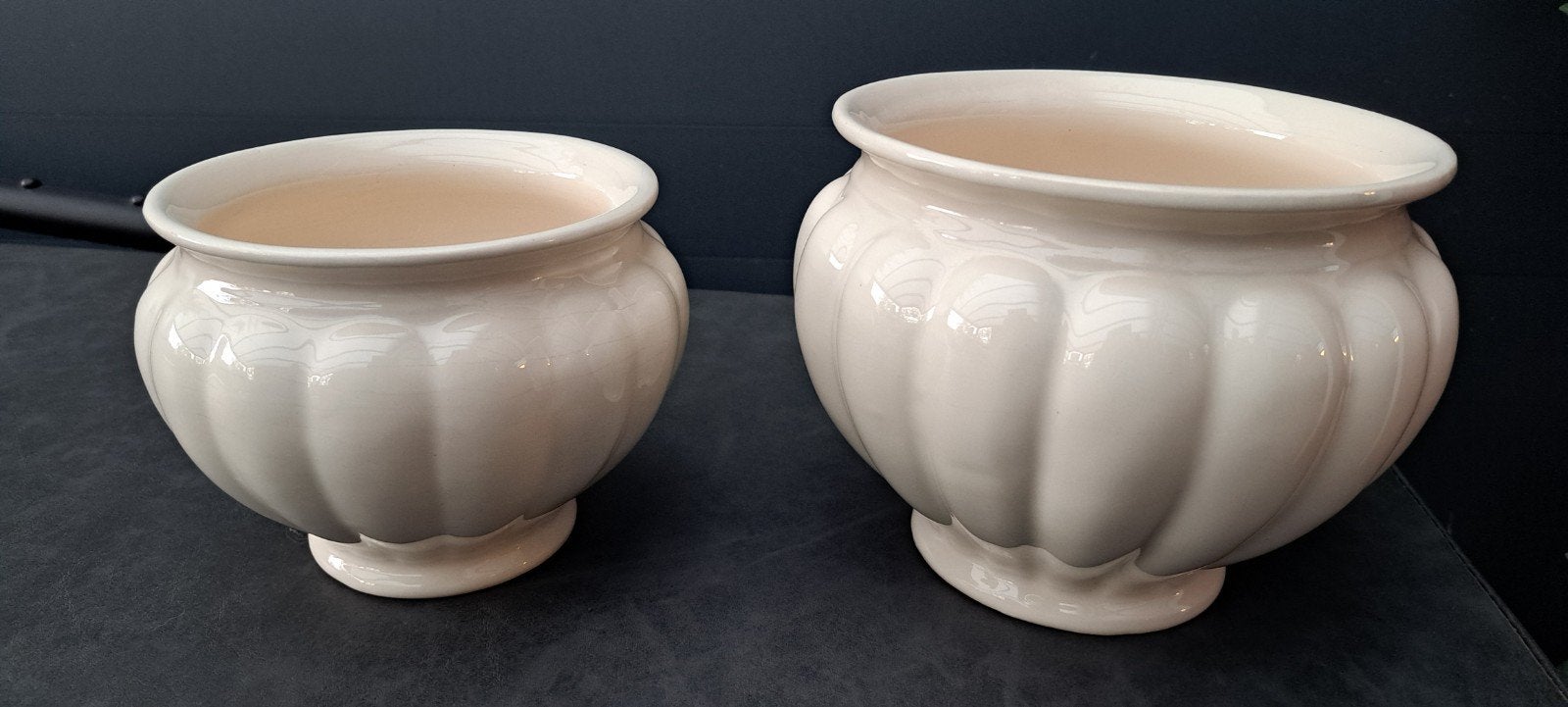 Mooie set van 2 crèmekleurige bloempotten, sierlijke rand., Steen, Rond, Ophalen of Verzenden, Zo goed als nieuw