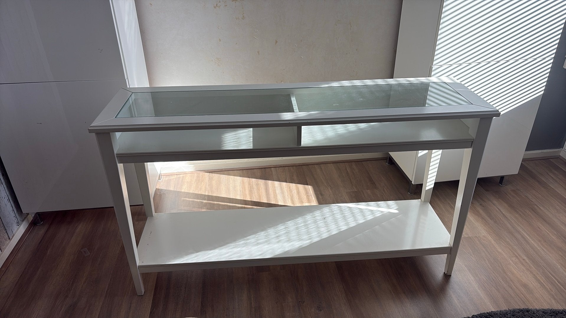 Side table met glasplaat en 2 vakken, Ophalen, Gebruikt
