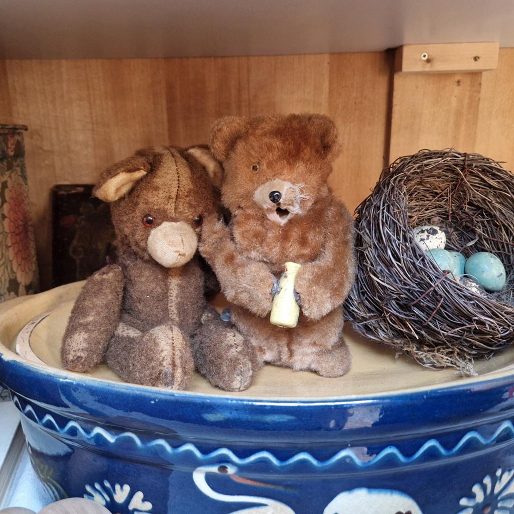 Brocante oud beertje opdraai beer met flesje poederdoos, Ophalen of Verzenden
