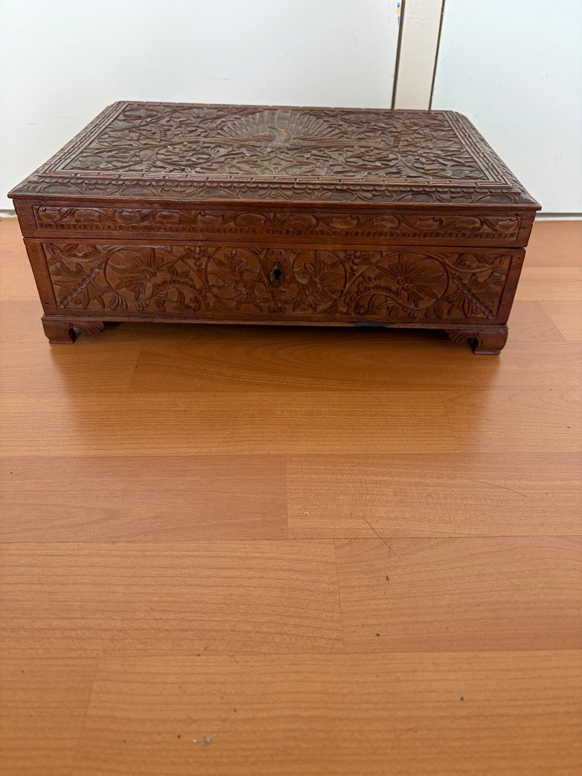 Antieke handgesneden houten kist met sleutel, Ophalen