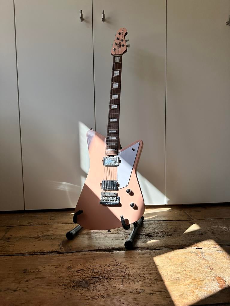 Sterling by Music Man Mariposa Pueblo Pink Gitaar Nieuw, Muziek en Instrumenten, Snaarinstrumenten | Gitaren | Elektrisch, Ophalen