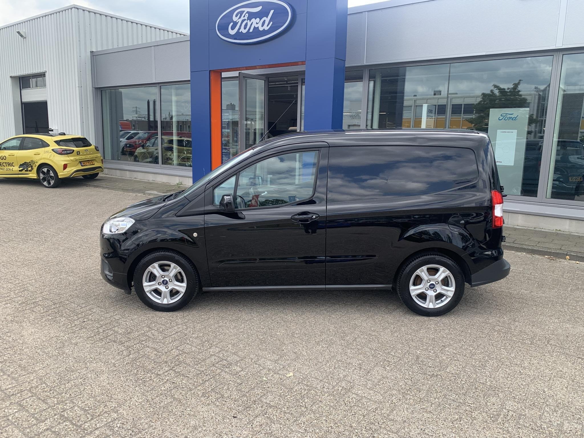Ford Transit Courier 1.0 Limited 100pk | Stoelverwarming | S, Voorwielaandrijving, Gebruikt, Origineel Nederlands, Bedrijf