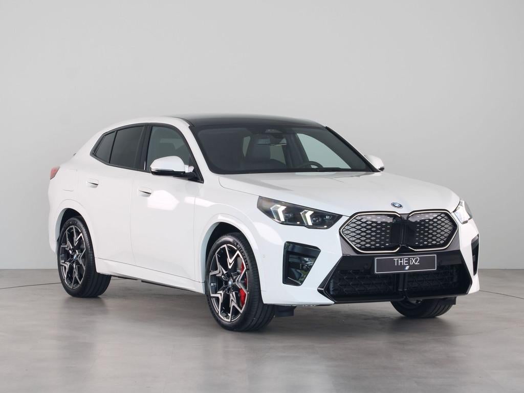 BMW iX2 eDrive20 M Sport Pro (bj 2025, automaat), Auto's, BMW, 444 km, IX2, Met garantie (alle), Wit