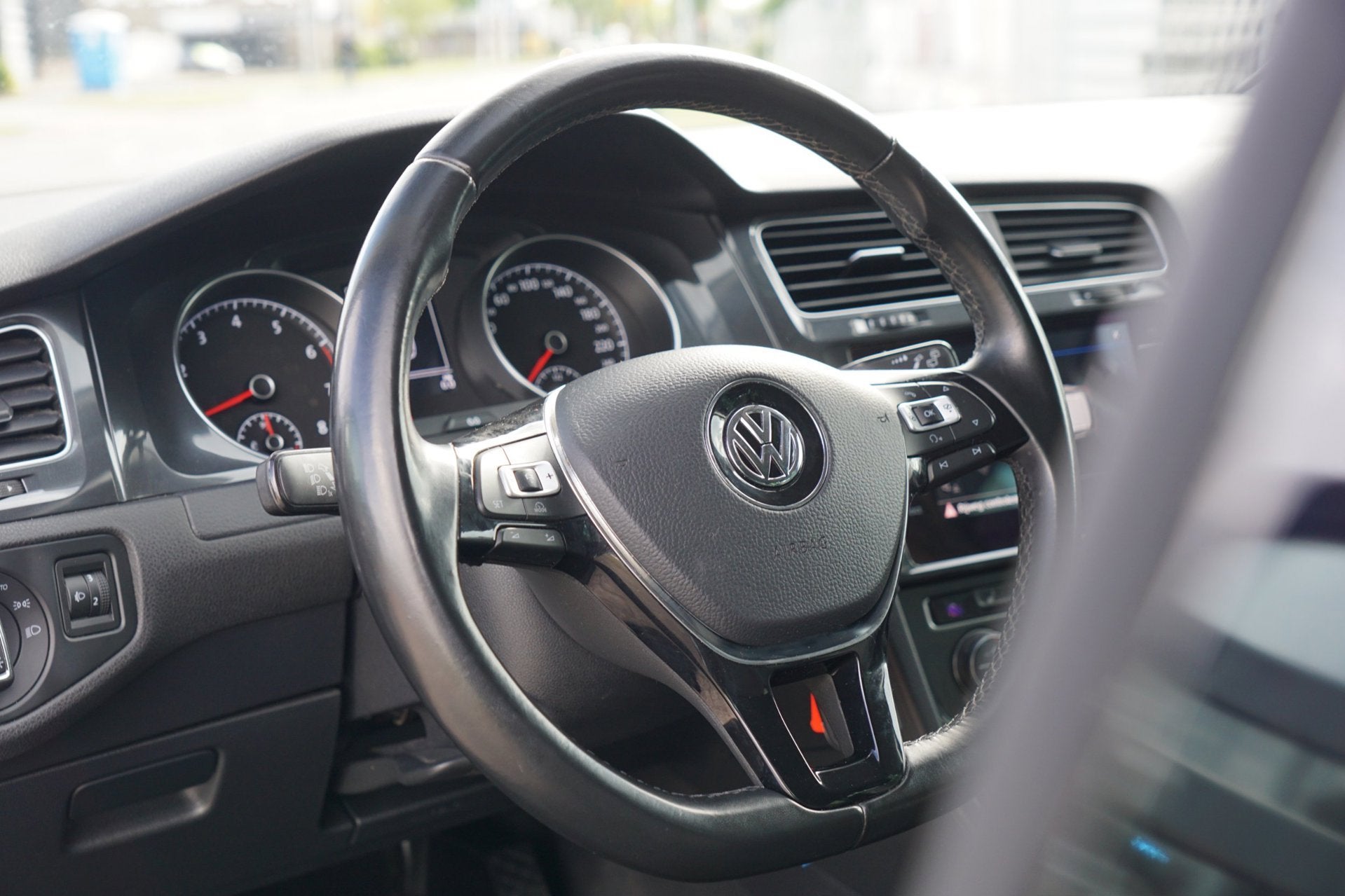 Volkswagen Golf 1.4 TSI Connected Series | Deep Black Metall, Voorwielaandrijving, Gebruikt, Euro 6, 4 cilinders
