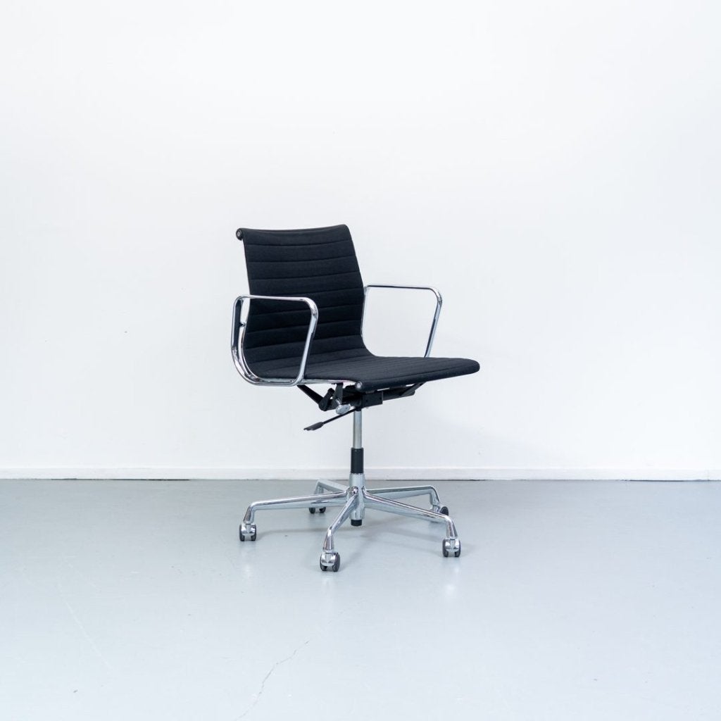 Vitra EA 117 Bureaustoel Zwart Hopsak - Gepolijst, Niet ingevuld, Zo goed als nieuw, Niet ingevuld, Niet ingevuld