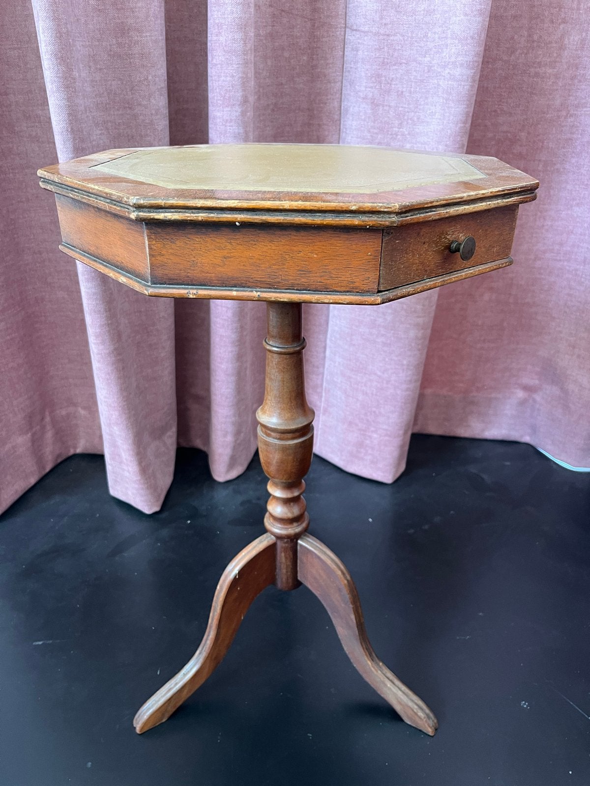 Antiek regency-stijl bijzettafeltje met Leren Inleg, Ophalen, Minder dan 55 cm, Gebruikt, Overige vormen