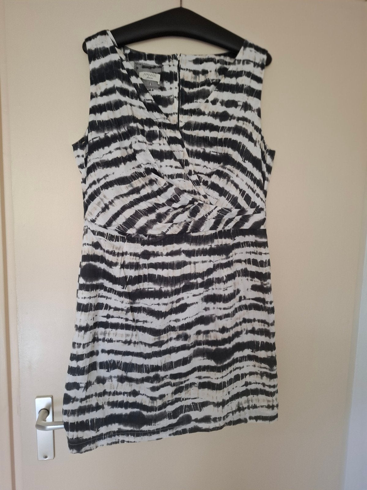 Apanage Femme jurk zwart/wit abstracte print – Maat 42 (L), Zwart, Maat 42/44 (L), Ophalen of Verzenden, Apanage