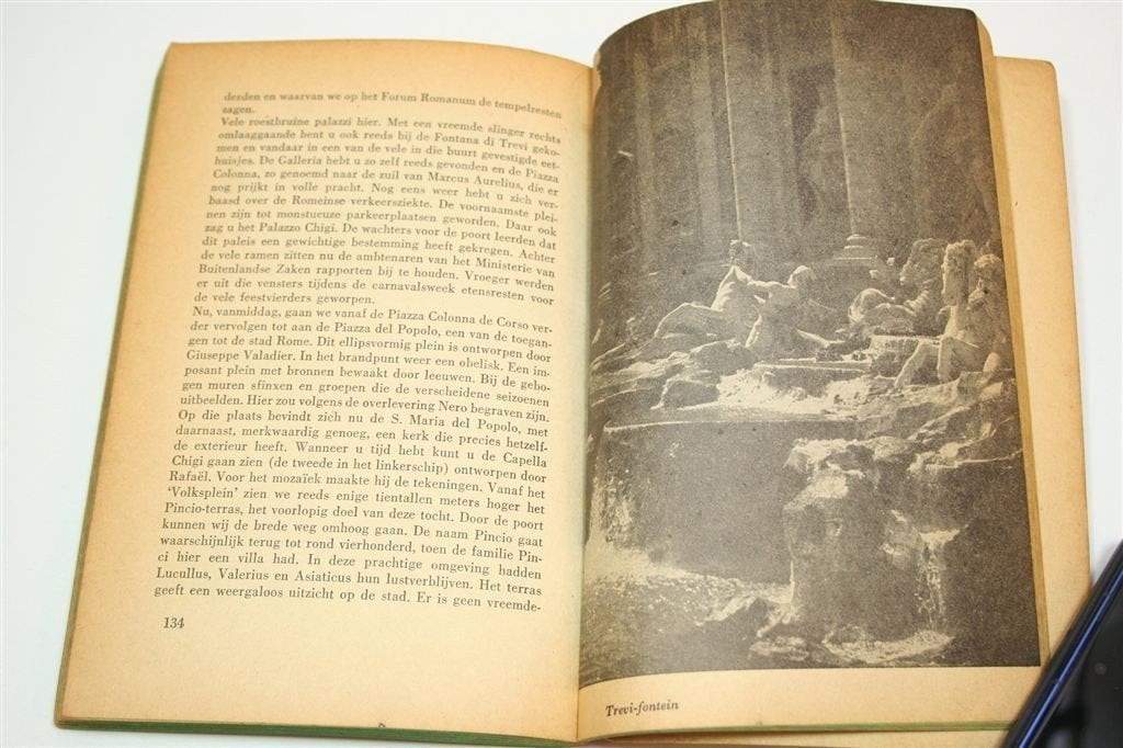 Hier is Rome — Vintage Reisgids Zwarte Beertjes [1957], Boeken, Reisgidsen, Europa, Ophalen of Verzenden, Reisgids of -boek, Gelezen