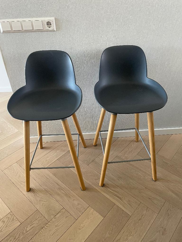 Twee barkrukken van Zuiver donkergrijs, Huis en Inrichting, Barkrukken, 60 tot 90 cm, Zo goed als nieuw, 2 krukken, Ophalen