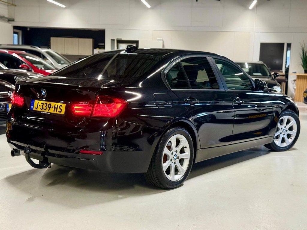 BMW 3-serie 316i High Executive LED|NAVI|STOELVERWARM.., Auto's, BMW, 1360 kg, Euro 5, Gebruikt, Zwart