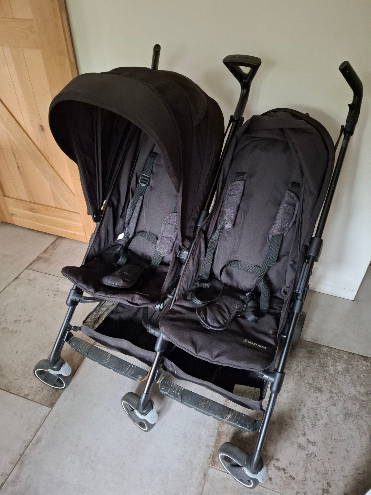 Nette Maxi-Cosi Dana For2 duo buggy inclusief regenhoes, Kinderen en Baby's, Tweelingen en Meerlingen, Ophalen, Zo goed als nieuw