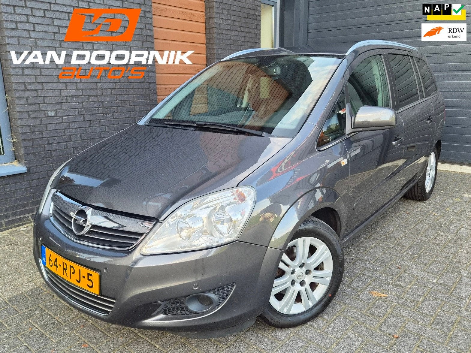 Opel Zafira 1.8 Cosmo 7-Persoons/Airco/Trekhaak/Nieuwe Distr, Auto's, Voorwielaandrijving, Euro 5, Gebruikt, Zwart