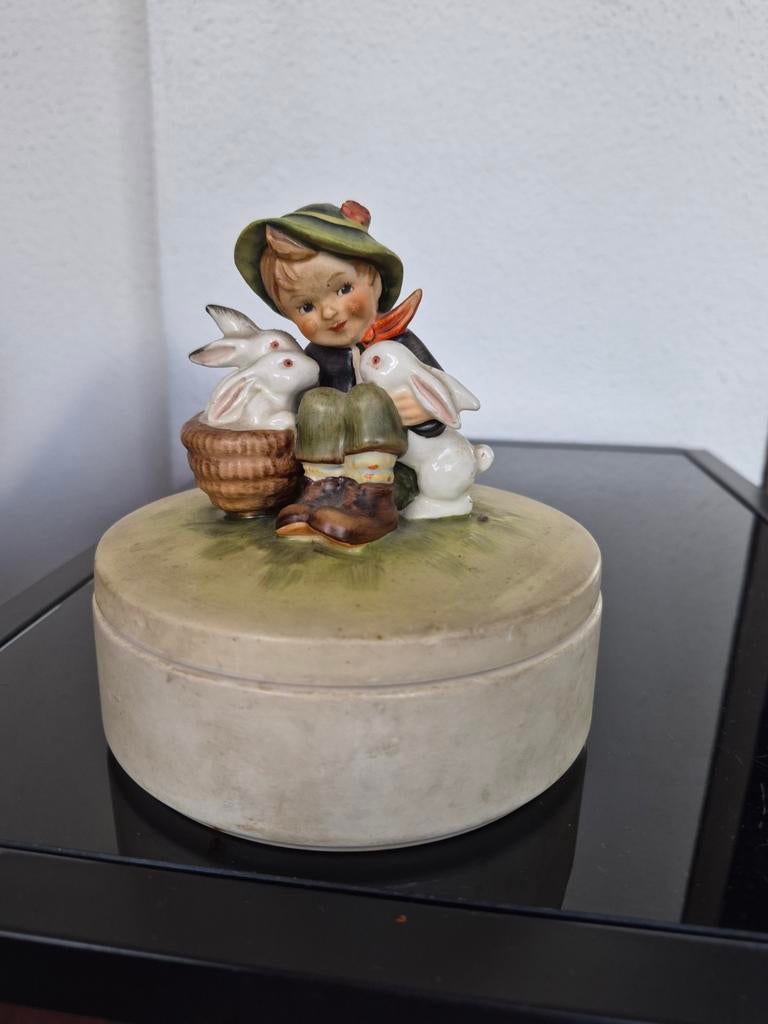 Vintage Hummel beeldje: Jongen met konijntjes - Doosje, Ophalen of Verzenden