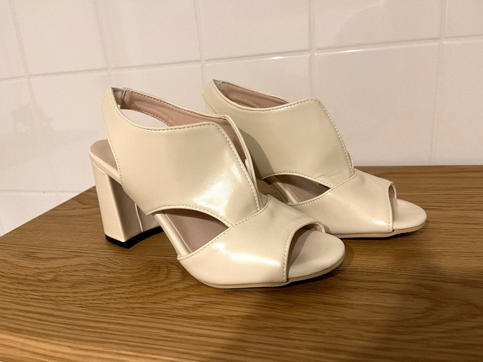 schoenen maar 38  nieuw, Schoenen met lage hakken, Beige, Nieuw, Ophalen of Verzenden