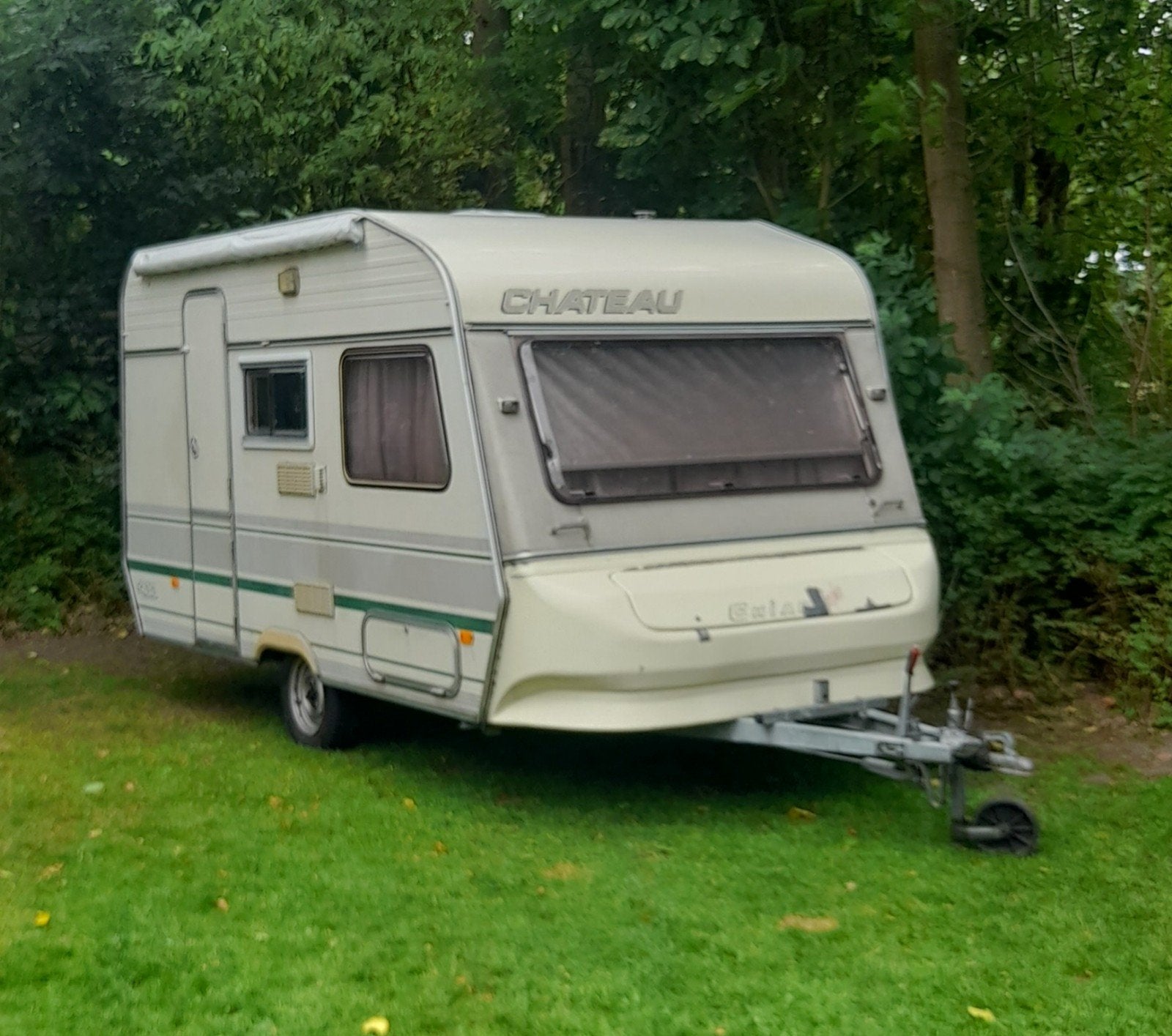 Chateau Chiara Trophee 400 met voortent, Chateau, Dwars-stapelbed, Koelkast, Treinzit