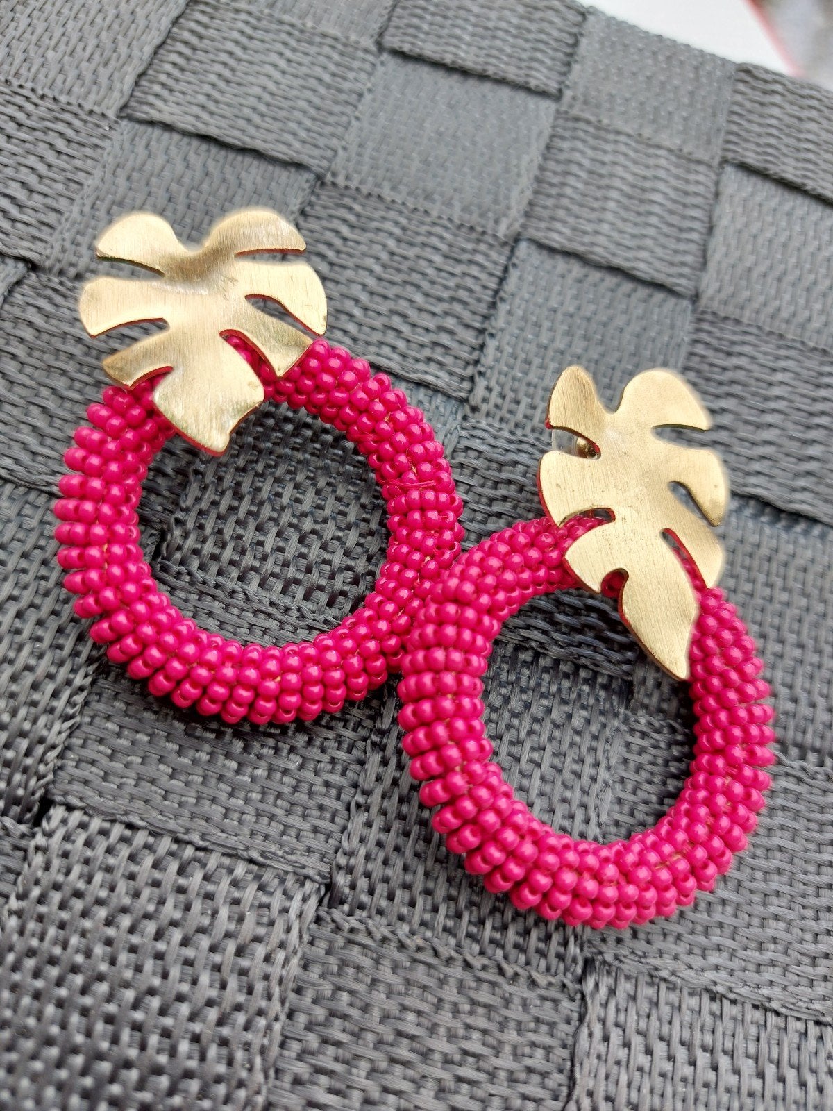Roze oorbellen met gouden blad detail, Overige materialen, Hangers, Nieuw, Ophalen of Verzenden