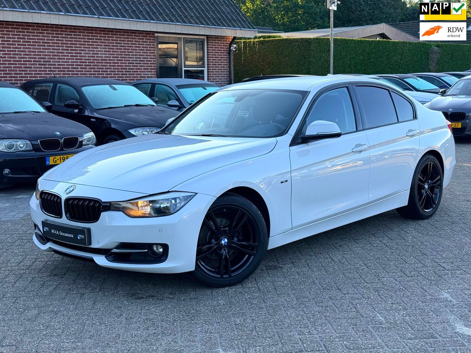 BMW 3-serie 320i High Executive Sport|Nieuwe Ketting|Airco|N, Auto's, BMW, Automaat, Euro 5, Gebruikt, Zwart