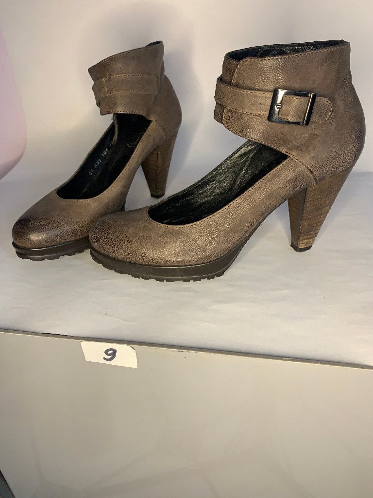 schoenen met hak en gesp Adams maat 36, Beige, Ophalen of Verzenden, Schoenen met hoge hakken, Gedragen