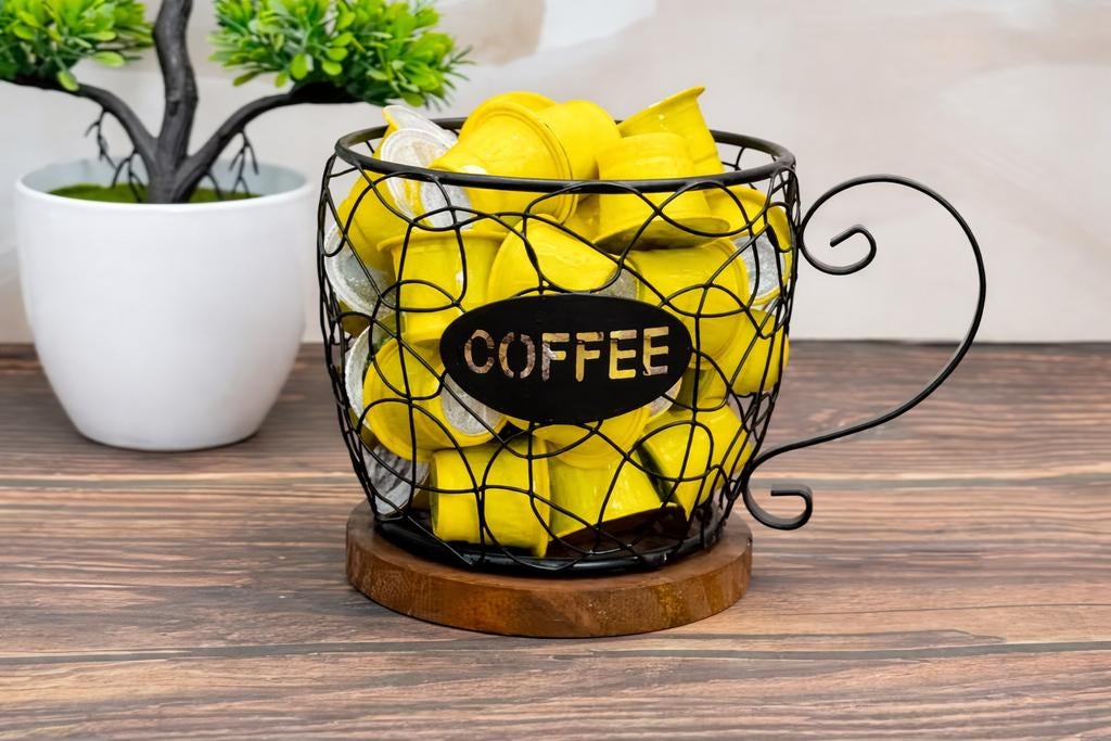 Zwart metalen koffie-cup houder met houten voet