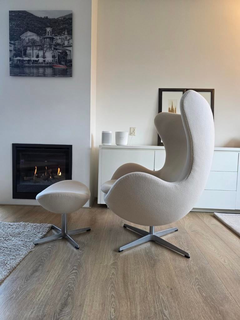 Fritz Hansen Egg Chair + Footstool design Arne Jacobsen, Ophalen of Verzenden, 75 tot 100 cm, Stof, 50 tot 75 cm