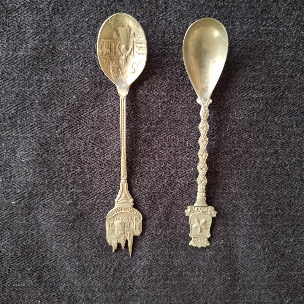Twee souvenir lepeltjes uit Maastricht, Ophalen of Verzenden