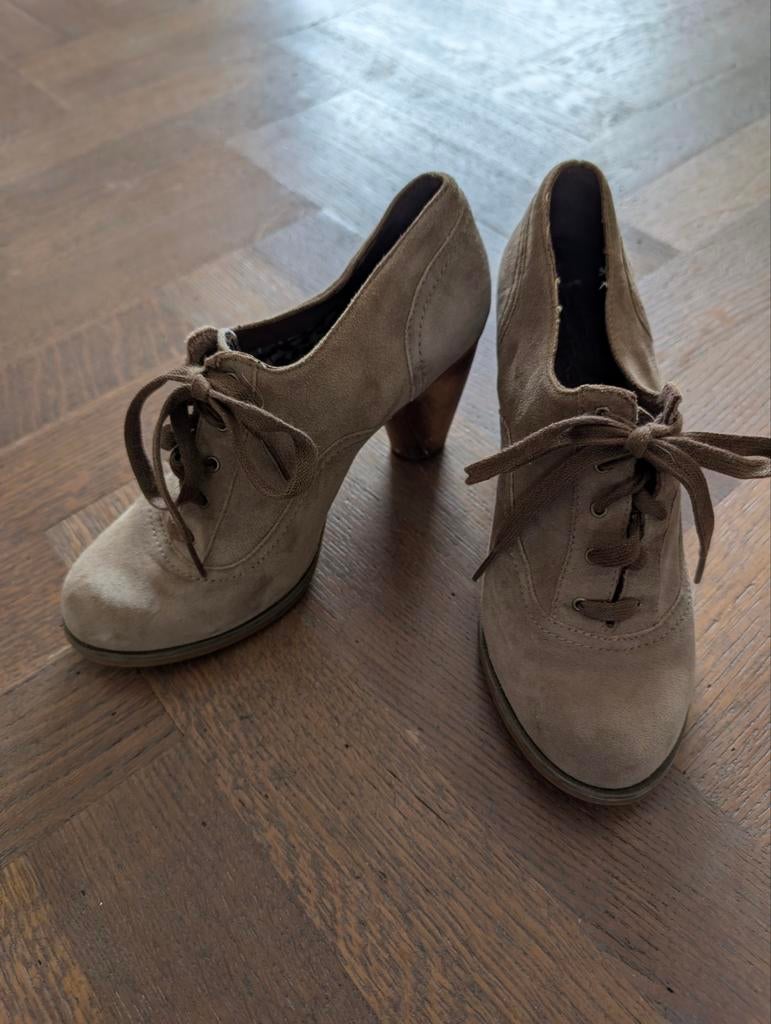 Hoge pumps beige, Ophalen of Verzenden, Zo goed als nieuw, Beige