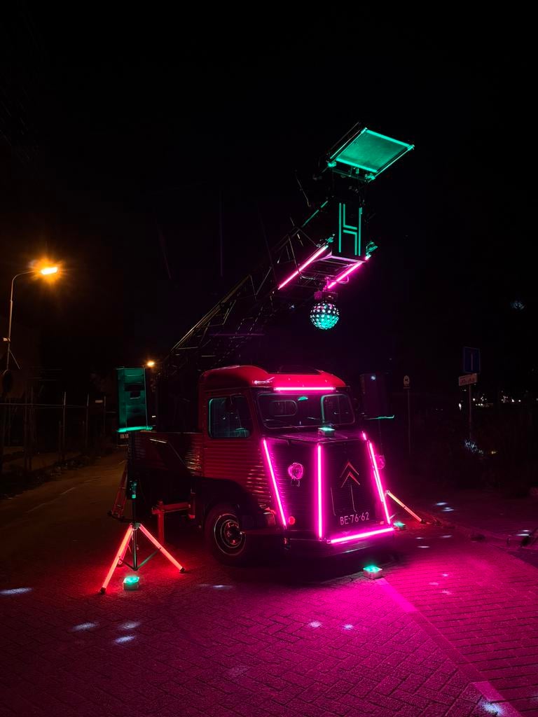 Te huur Unieke oldtimer mobiele DJ brandweer bus DJ podium, Met catering, Bruiloft- of Feestlocatie