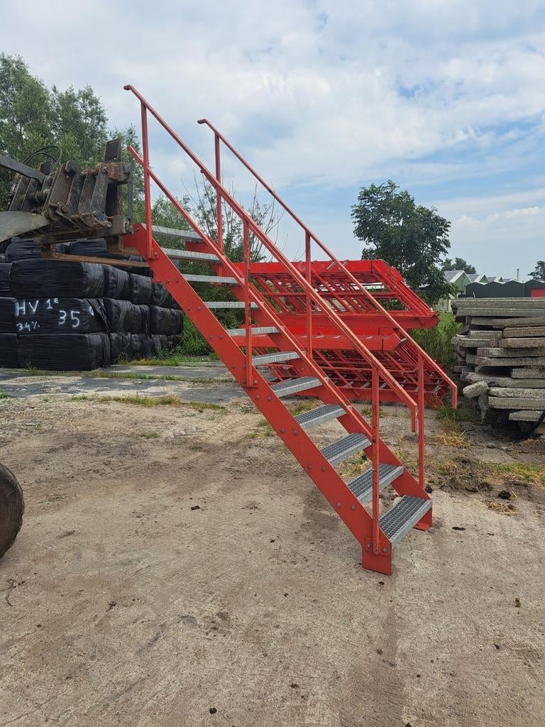Rechte trap rood, Doe-het-zelf en Verbouw, Ladders en Trappen, Ophalen of Verzenden, Zo goed als nieuw, 2 tot 4 meter