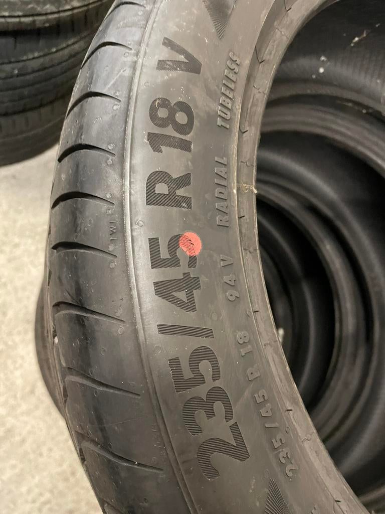 “235 45 18 continental. Demo. puntjes zitten er nog op”, Auto-onderdelen, Banden en Velgen, Ophalen, 18 inch, Gebruikt, 235 mm