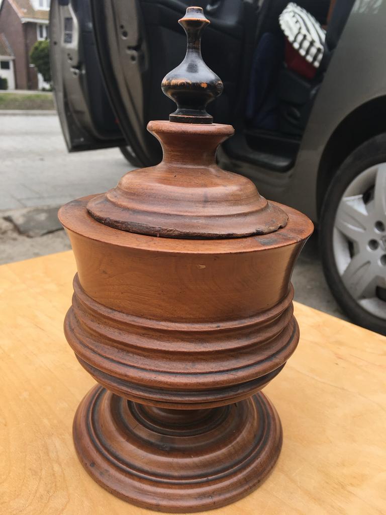 Antieke houten tabakspot, Ophalen