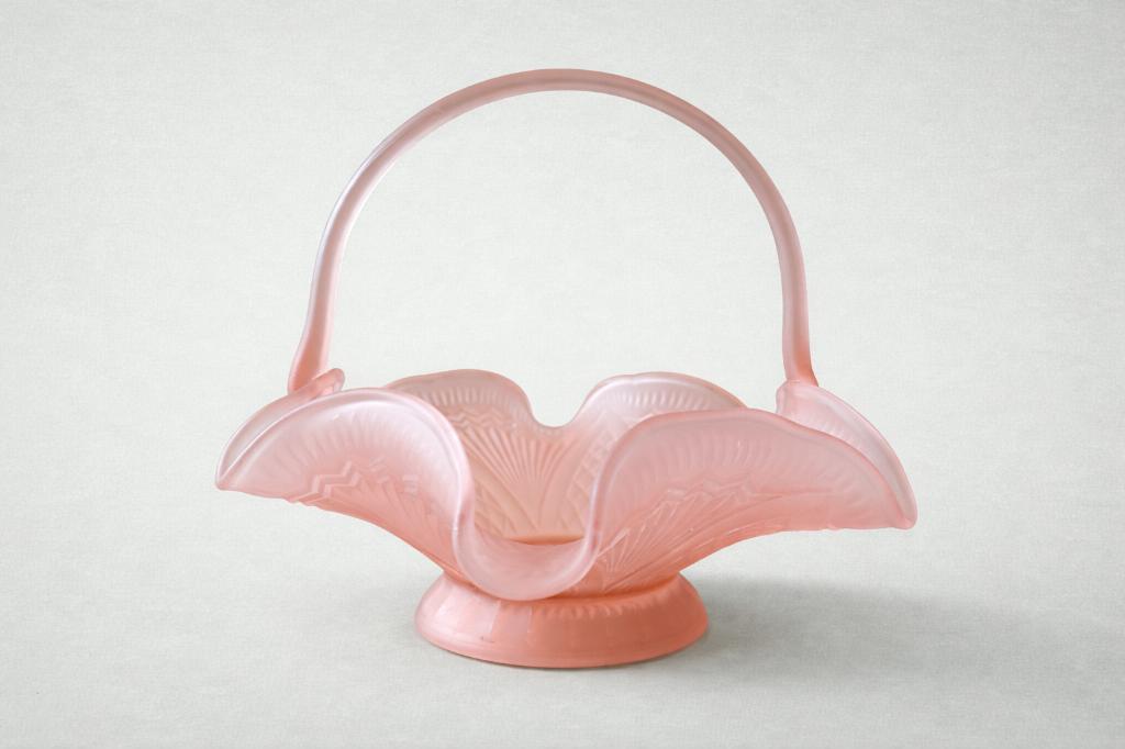 Vintage roze glazen fruitschaal met hengsel persglas retro, Gebruikt, Nvt, vintage, Ophalen of Verzenden, Nvt, vintage