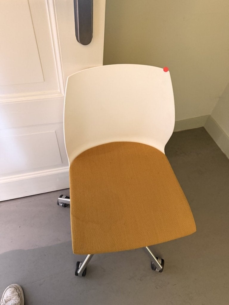 Bureaustoel | witte kuip, okergele zitting, Huis en Inrichting, Ophalen, Gebruikt, Geel, Bureaustoel